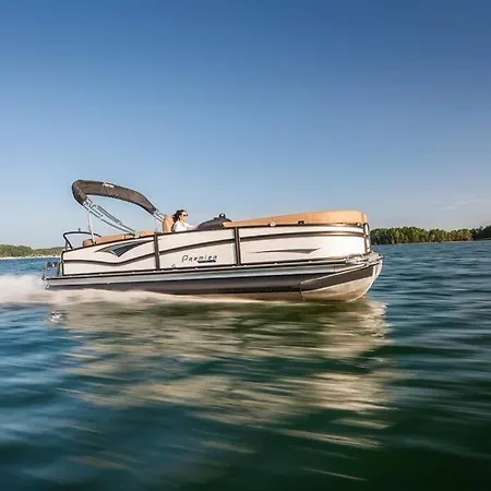 Candlewood Lake -Family Getaway, Lakefront 3775 Sqft Home